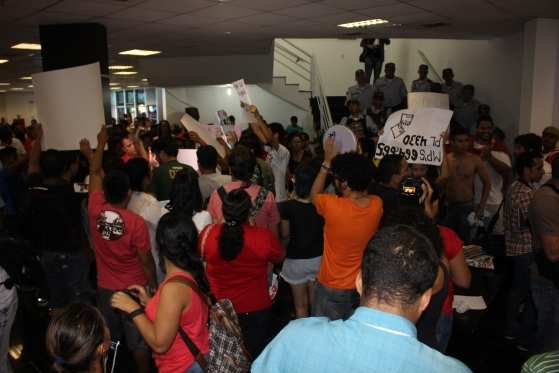 Os manifestantes são contra Eduardo Cunha que é defensor da família ‘tradicional’, contra a legalização do aborto. Além de se dizer defensor da política conversadora. 