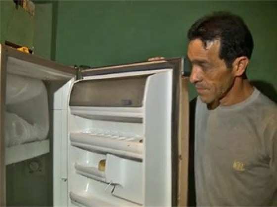Mario Ferreira Lima mostra geladeira vazia na casa em que mora com o filho de 12 anos