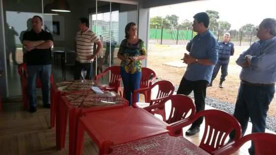 Prefeita, secretário e empreendedores durante reunião.