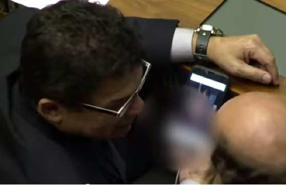 SBT flagrou deputado vendo pornografia durante sessão