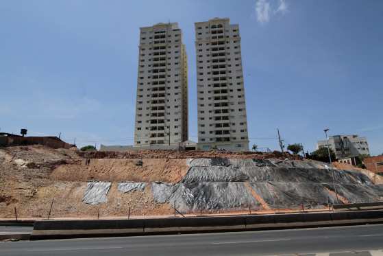 Orçada em R$ 1.956.446,43, a obra de retaludamento da encosta localizada na avenida Miguel Sutil teve início em outubro de 2014