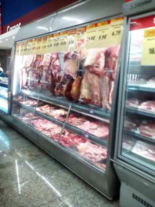 A proposta proíbe o fornecimento de carnes e seus derivados às segundas-feiras, ainda que gratuitamente.