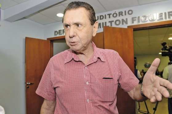 Bezerra diz que tese de 'fritar' Julier é intriga da oposição.