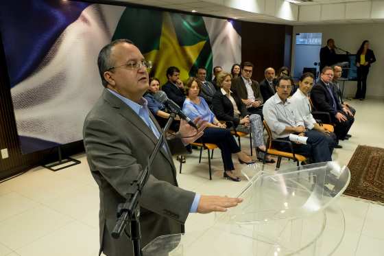 O governador Pedro Taques (PDT) promete barrar a prática de assistencialismo no Estado com um programa inédito. É o Emprega Rede.