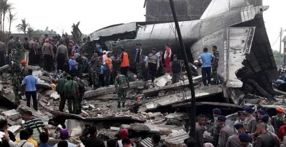 Avião caiu e matou todos a bordo, além de pessoas em solo