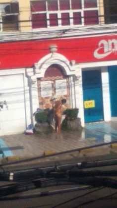 Mulher se lava só de fio dental em pleno centro de Cuiabá