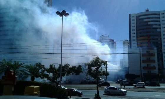 Churrasqueira de restaurante saiu do controle e fez grande nuvem de fumaça