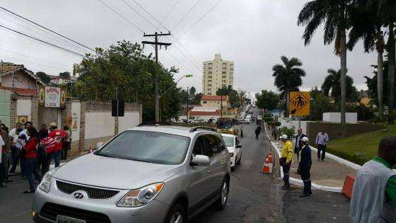 Um pequeno grupo de grevistas tentou tumultuar o trânsito em frente ao novo hospital, xingando o governo do PT.