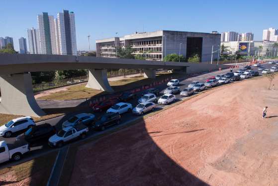 Viaduto, que liga nada a coisa alguma, está fechado há mais de um ano