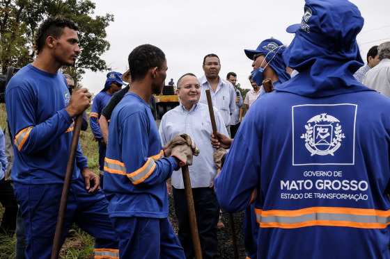 Taques visita obras no interior de MT