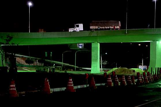 Com problema de rachadura na pista o elevado está interditado há um ano.