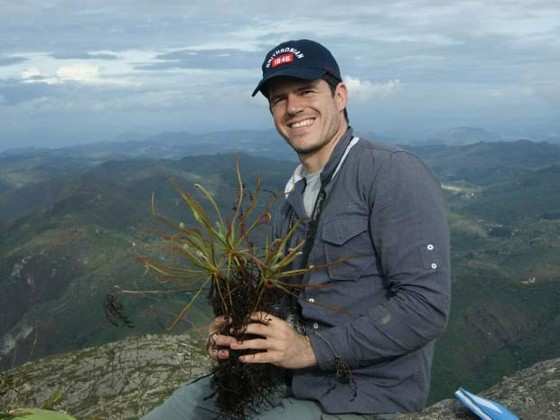 O pesquisador brasileiro Paulo Gonella segura amostra de planta carnívora em visita a montanhas em Minas Gerais