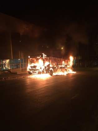 Ônibus ficou destruído