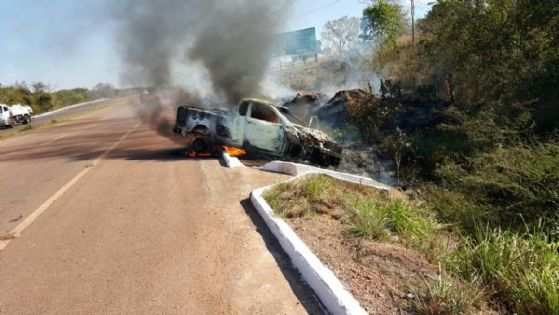 Com a colisão, o condutor perdeu o controle da direção e acabou parando às margens da pista.