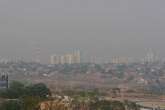 Bombeiros tentam combater incêndio em mata às margens da Rodovia Emanuel Pinheiro