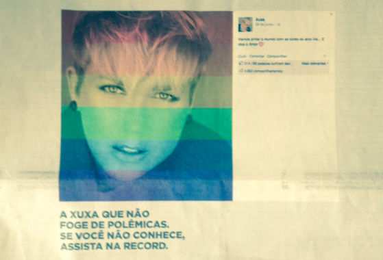 O anúncio reproduz a mensagem que a apresentadora postou no Twitter e no Facebook, no dia 26 de junho, junto com a sua imagem alterada com as cores do arco-íris.