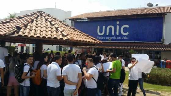 Alunos reclamam das salas superlotadas, equipamentos pedagógicos ultrapassados e aulas à distância.