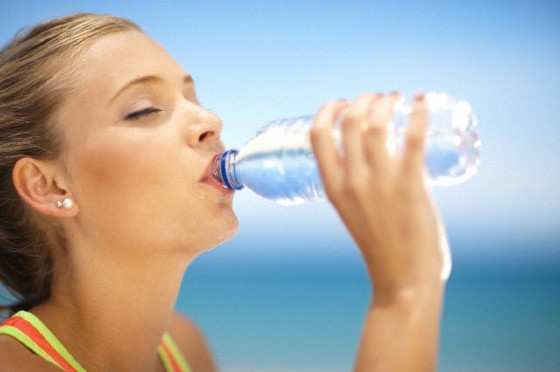 Esta é uma tarefa complicada para muitas pessoas que não têm o hábito de beber água durante o dia