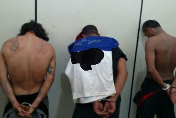 Após rondas na região, os três foram presos e a bolsa da vítima, recuperada.