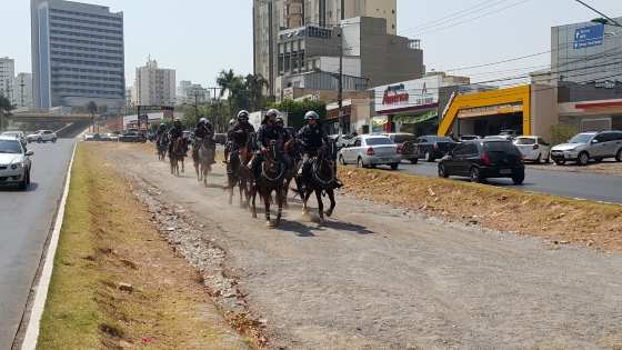 Cavalaria da PM passa pelo que seria a via permanente do VLT