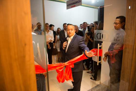 Pedro Taques visita hospital em Sinop