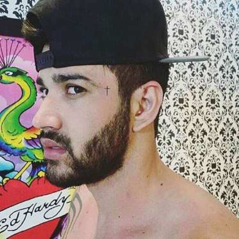 Caio Castro faz novas tatuagens na mão e chega a marca de 14 tattoos