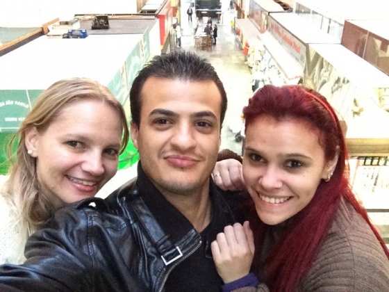 O trio planeja agora uma cerimônia tradicional e uma gravidez.