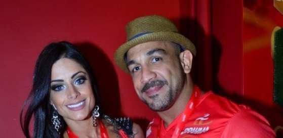 A bailarina do Faustão Aline Riscado com o marido, Rodrigo, em camarote na Sapucaí, em março de 2014.