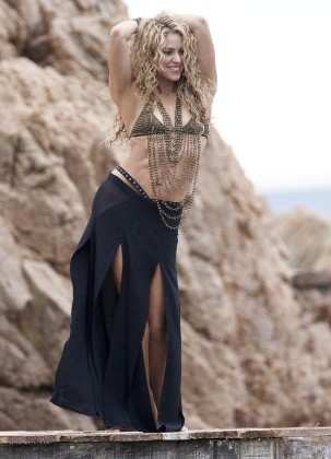 Shakira grava comercial em praia em Girona, na Espanha.