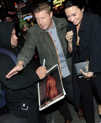 Demi Lovato recebeu um pedido inusitado de um fã na noite deste sábado, 17. A cantora estava deixando uma festa em Nova York, quando encontrou com um rapaz na saída. Ele carregava uma cópia de seu ensaio da 
