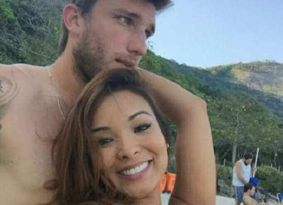 Carol Nakamura assume namoro com o zagueiro Aislan Lottici, do Vasco da Gama, neste domingo, 18 de outubro de 2015.