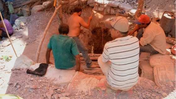 Os que resistem na área correm o risco de também serem presos e retirados à força.