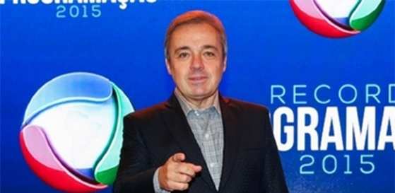 Com novo programa na Record, Gugu Liberato posa durante a apresentação da programação 2015 da emissora, em São Paulo.