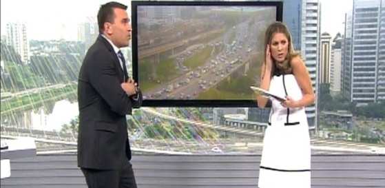 Rodrigo Bocardi e Jacqueline Brazil se assustam com explosão de lâmpada.