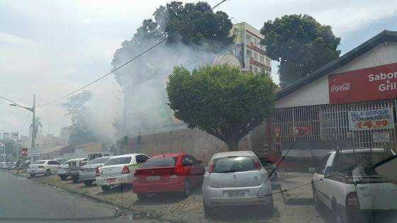 Fumaça se alastrou até a rua, mas o fogo foi contido pelos Bombeiros.
