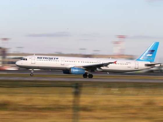 Foto feita no dia 20 de outubro mostra um Airbus A321 da companhia Kogalymavia, no aeroporto de Moscou 