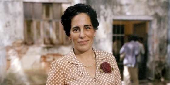 Glória Pires como a doutora Nise da Silveira em cena do filme 