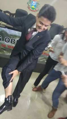 Eder mostra tornozeleira na CPI da Copa.