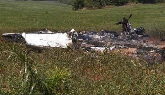 A completa carbonização da aeronave e do corpo do piloto podem dificultar a identificação.     