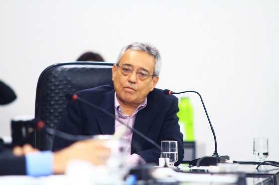Secretário não responde questionamentos com exatidão e é criticado por deputado.