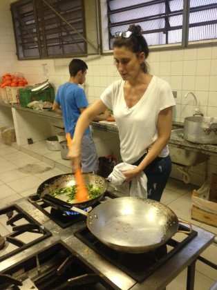 Com a mão na massa, Paola cozinha para manifestantes.