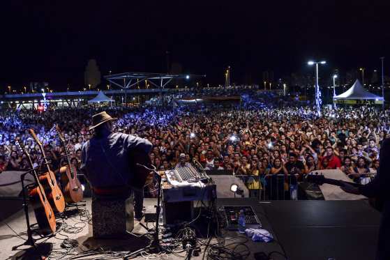 Multidão cantou junto em show emocionante.