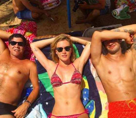 Fiorella Mattheis e Alexandre Pato curtem dia de sol em Trancoso, na Bahia, em dezembro de 2015.