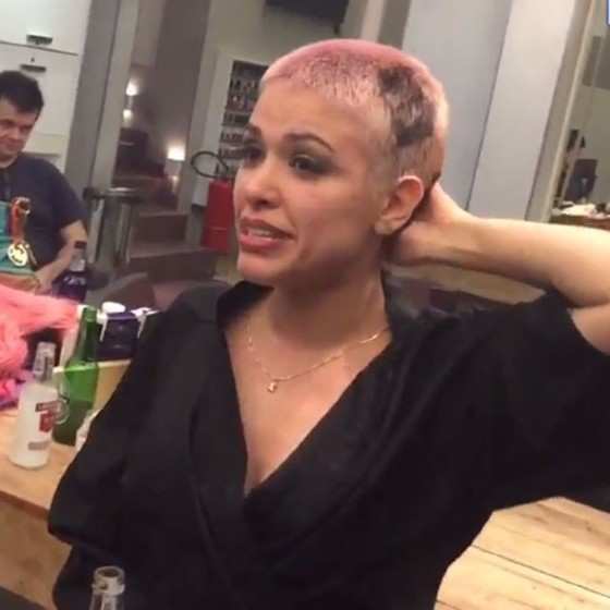 Nikki se emociona ao raspar o cabelo
