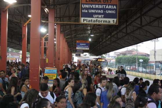 O ônibus circular, que seguia do terminal André Maggi sentido bairro 13 de Setembro, em Várzea Grande.