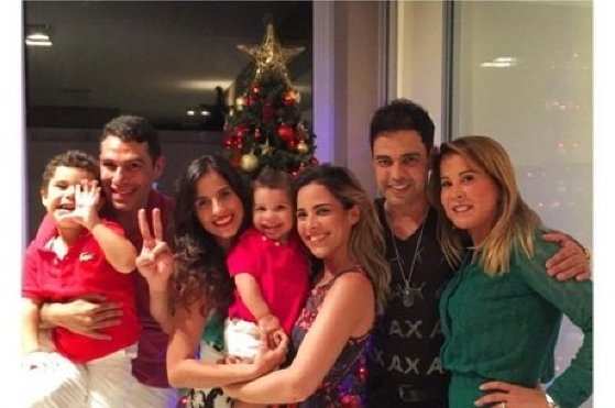Zezé e Zilu aparecem abraçados ao lado da família.
