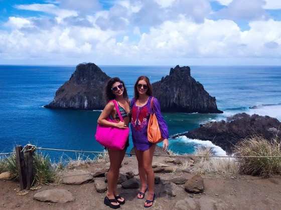 Paula Fernandes e Marina Ruy Barbosa no paraíso.