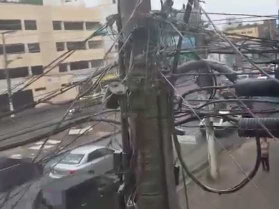 No meio do emaranhado de fios, quando há problema em um, todos acabam pegando fogo juntos. 