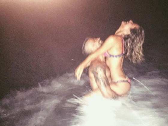  Bruno Gagliasso e Giovanna Ewbank em praia em Fernando de Noronha.
