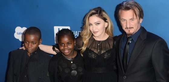 Madonna e Sean Penn posam com os filhos da cantora, David e Mercy, em evento beneficente promovido pelo ator.